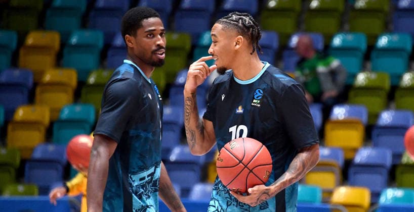 06.10.2026, xokbx, Basketball BKT Europe Cup , Skyliners Frankfurt - Siauliai Basketball v.l. William Christmas (Fraport Skyliners Frankfurt), Judah Mintz (Fraport Skyliners Frankfurt), Mimik, Gestik, Emotion, gut gelaunt Frankfurt