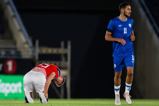 261006 Rasmus Holten of Norway in pain during the UEFA European Under-21 Qualifier football match between Norway and Israel on October 6, 2026 in Stavanger. Photo: Marius Simensen BILDBYRAN COP 238 bbeng em kvalifisering football fotball fotboll israel norge norway soccer U21, U 21 UEFA EURO, EM, Europameisterschaft,Fussball under-21 qualifiers Copyright: MARIUSxSIMENSEN BB261006BB623