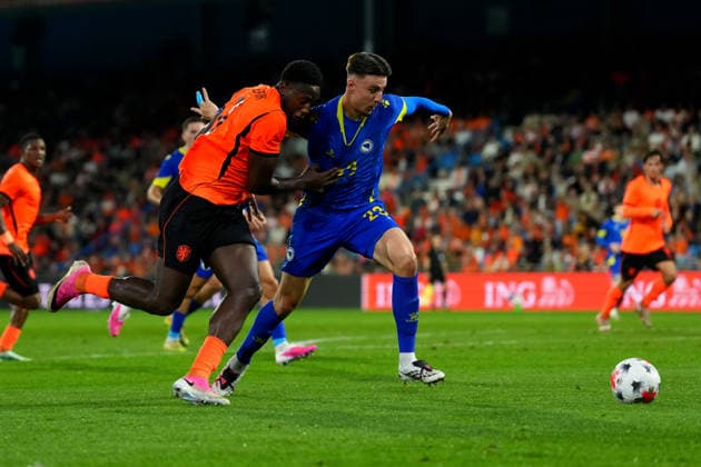 European Championship, EM, Europameisterschaft Qualifier: The Netherlands U21, U 21 v Bosnia and Herzegovina U21 Doetinchem - Lequincio Zeefuik of The Netherlands U21 duels for the ball with Eman Kospo of Bosnia and Herzegovina U21 during the eigth qualification round of the 2026 2027 European Championship Qualifier. The match is set between The Netherlands U21 and Bosnia and Herzegovina U21 at De Vijverberg on 6 October 2026 in Doetinchem, Netherlands. (Hero Images Yannick Verhoeven) Copyright: xYannickxVerhoevenx