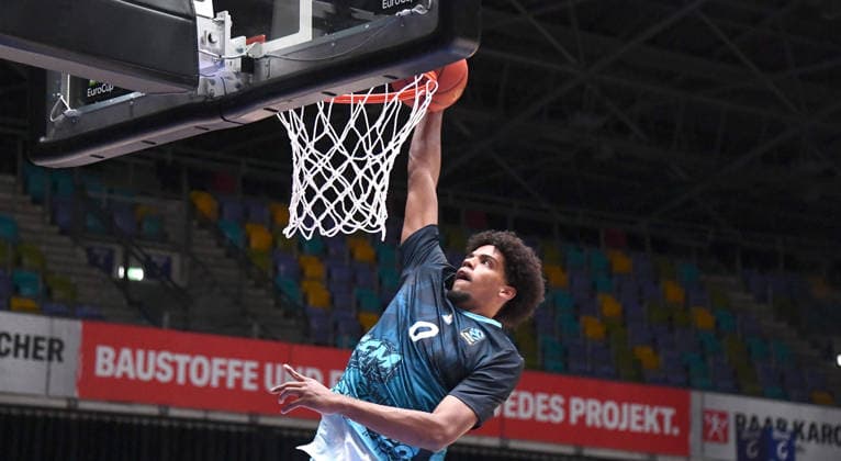 06.10.2026, xokbx, Basketball BKT Europe Cup , Skyliners Frankfurt - Siauliai Basketball v.l. Jamie Edoka (Fraport Skyliners Frankfurt) beim Dank in, dunkin, Wurf Frankfurt