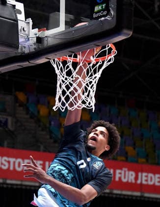 06.10.2026, xokbx, Basketball BKT Europe Cup , Skyliners Frankfurt - Siauliai Basketball v.l. Jamie Edoka (Fraport Skyliners Frankfurt) beim Dank in, dunkin, Wurf Frankfurt