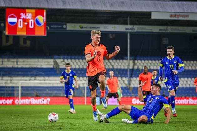 DOETINCHEM , 06-10-2026 , Stadion De Vijverberg , season 2026 2027 , EURO U21, U 21 Qualification football , match between Netherlands U21 and Bosnia and Herzegovina U21 , picture shows Netherlands player Sean Steur and Bosnia and Herzegovina player Filip Taraba Netherlands U21 - Bosnia and Herzegovina U21  x207981200x Copyright: