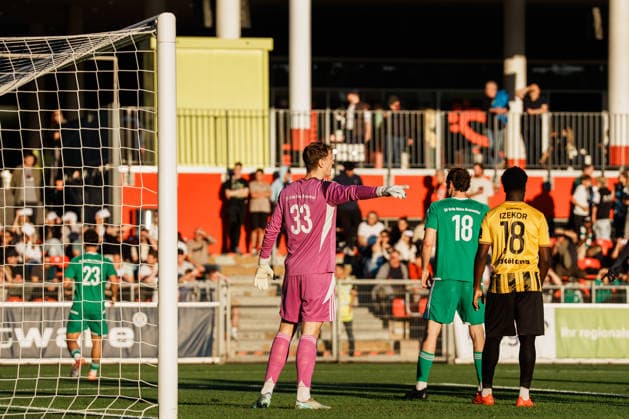 Julian Roloff (Grün-Weiß Brauweiler, 33) gibt Anweisungen, Ken Izekor (Alemannia Aachen, 18), Deutschland, Fußball, Herren - Mittelrheinpokal (FVM) Saison 2026 2027, 2. Runde: SV Grün - Weiß Brauweiler vs TSV Alemannia Aachen (Ulrich - Haberland - Stadion, Leverkusen) Copyright: xThiemoxRudolphx