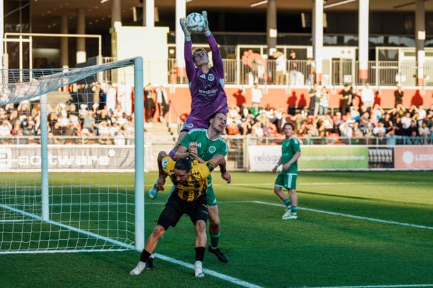 Julian Roloff (Grün-Weiß Brauweiler, 33) fängt Ball vor Valmir Sulejmani (Alemannia Aachen, 38), Deutschland, Fußball, Herren - Mittelrheinpokal (FVM) Saison 2026 2027, 2. Runde: SV Grün - Weiß Brauweiler vs TSV Alemannia Aachen (Ulrich - Haberland - Stadion, Leverkusen) Copyright: xThiemoxRudolphx