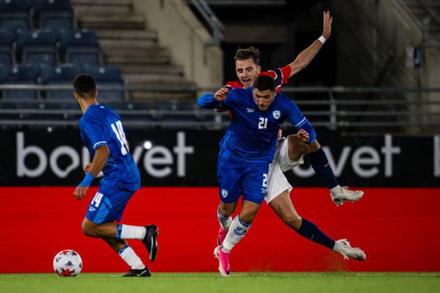 261006 Niv Gabay of Israel and Niklas odegard of Norway during the UEFA European Under-21 Qualifier football match between Norway and Israel on October 6, 2026 in Stavanger. Photo: Marius Simensen BILDBYRAN COP 238 bbeng em kvalifisering football fotball fotboll israel norge norway soccer U21, U 21 UEFA EURO, EM, Europameisterschaft,Fussball under-21 qualifiers Copyright: MARIUSxSIMENSEN BB261006BB625