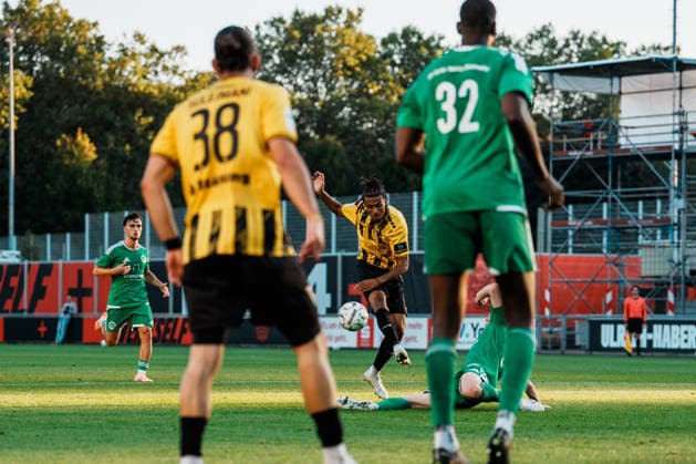 Schuss von Nathan Bitumazala (Alemannia Aachen, 19), Kampf, Block, Deutschland, Fußball, Herren - Mittelrheinpokal (FVM) Saison 2026 2027, 2. Runde: SV Grün - Weiß Brauweiler vs TSV Alemannia Aachen (Ulrich - Haberland - Stadion, Leverkusen) Copyright: xThiemoxRudolphx