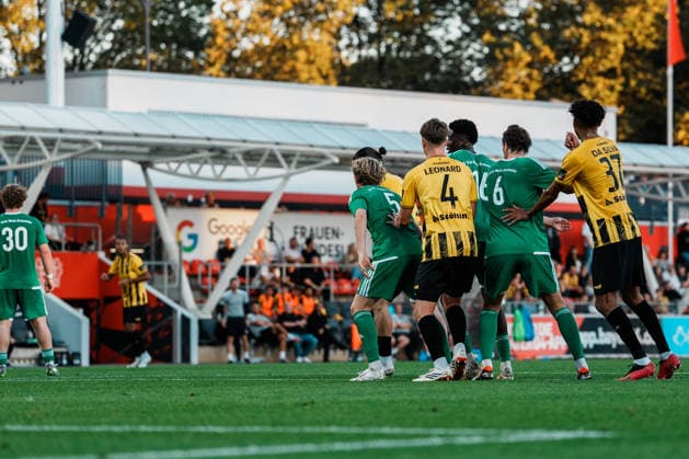 Hereingabe, Kopfball, Dylan Leonard (Alemannia Aachen, 4), Deutschland, Fußball, Herren - Mittelrheinpokal (FVM) Saison 2026 2027, 2. Runde: SV Grün - Weiß Brauweiler vs TSV Alemannia Aachen (Ulrich - Haberland - Stadion, Leverkusen) Copyright: xThiemoxRudolphx