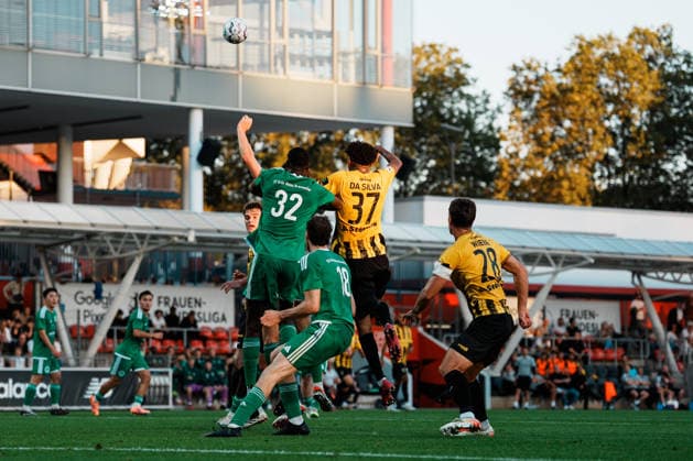 Kampf, Duell, Aktion Kopfball Benjamin Winnersbach (Grün-Weiß Brauweiler, 32) Joel da Silva Kiala (Alemannia Aachen, 37), Deutschland, Fußball, Herren - Mittelrheinpokal (FVM) Saison 2026 2027, 2. Runde: SV Grün - Weiß Brauweiler vs TSV Alemannia Aachen (Ulrich - Haberland - Stadion, Leverkusen) Copyright: xThiemoxRudolphx