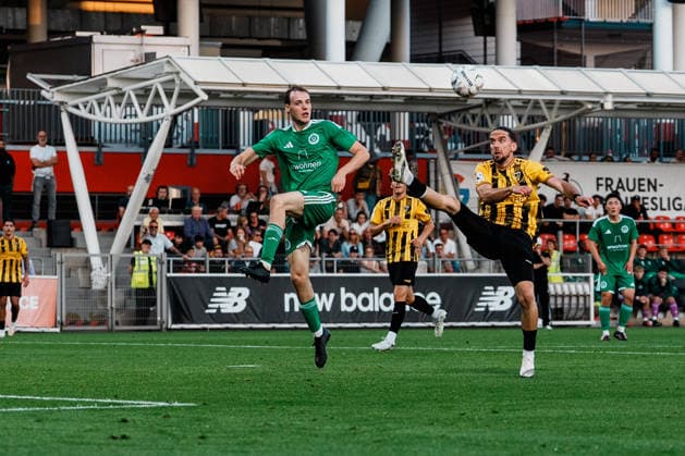 Flanke auf Valmir Sulejmani (Alemannia Aachen, 38), Deutschland, Fußball, Herren - Mittelrheinpokal (FVM) Saison 2026 2027, 2. Runde: SV Grün - Weiß Brauweiler vs TSV Alemannia Aachen (Ulrich - Haberland - Stadion, Leverkusen) Copyright: xThiemoxRudolphx