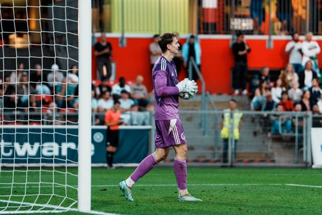Julian Roloff (Grün-Weiß Brauweiler, 33) holt nach Gegentor Ball aus Netz, 0 zu 2, Deutschland, Fußball, Herren - Mittelrheinpokal (FVM) Saison 2026 2027, 2. Runde: SV Grün - Weiß Brauweiler vs TSV Alemannia Aachen (Ulrich - Haberland - Stadion, Leverkusen) Copyright: xThiemoxRudolphx