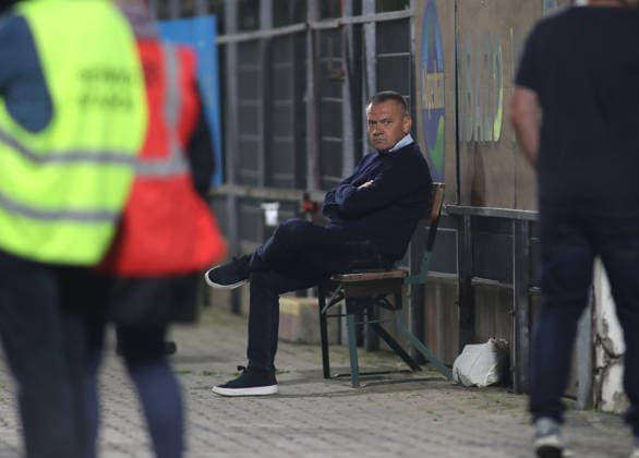 Fussball, Herren, Toto-Pokal, Viertelfinale, Saison 2026 2027, SpVgg Unterhaching - SSV Jahn Regensburg, Sportpark Unterhaching Manfred Schwabl, Präsident (SpVgg Unterhaching) sitzend auf einer Holzbank
