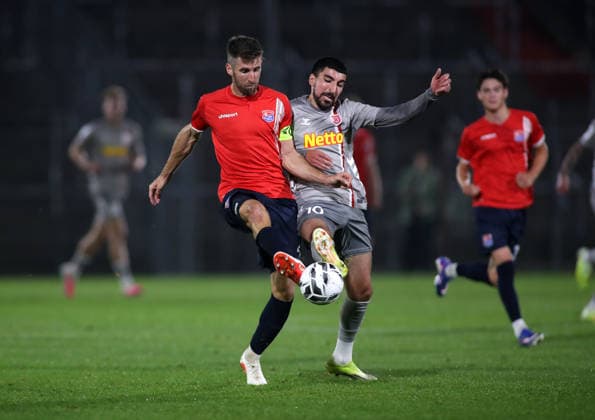 Fussball, Herren, Toto-Pokal, Viertelfinale, Saison 2026 2027, SpVgg Unterhaching - SSV Jahn Regensburg, Sportpark Unterhaching Alexander Winkler (SpVgg Unterhaching) (li.) mit Nassim Boujellab (SSV Jahn Regensburg) (re.) im Zweikampf um den Ball