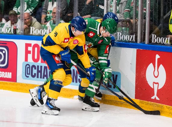 261006 Adam Tambellini of Davos and Albin Sundsvik of Rögle during the CHL game between Rögle and Davos on October 6, 2026 in Ängelholm. Photo: Niclas Jönsson BILDBYRAN COP 273 NO0449 ishockey Ice hockey, Eishockey chl champions hockey league rögle davos rögle bbeng ishockey ice hockey chl champions hockey league rögle davos rögle bbeng Copyright: NICLASxJÖNSSON BB261006NO024