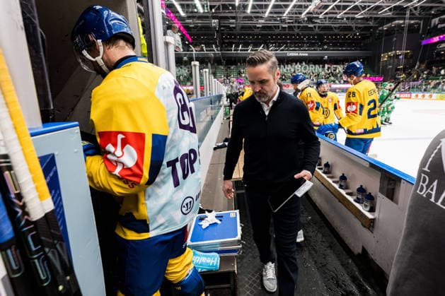261006 Head coach Josh Holden of Davos during the CHL game between Rögle and Davos on October 6, 2026 in Ängelholm. Photo: Niclas Jönsson BILDBYRAN COP 273 NO0449 ishockey Ice hockey, Eishockey chl champions hockey league rögle davos rögle bbeng ishockey ice hockey chl champions hockey league rögle davos rögle bbeng Copyright: NICLASxJÖNSSON BB261006NO025