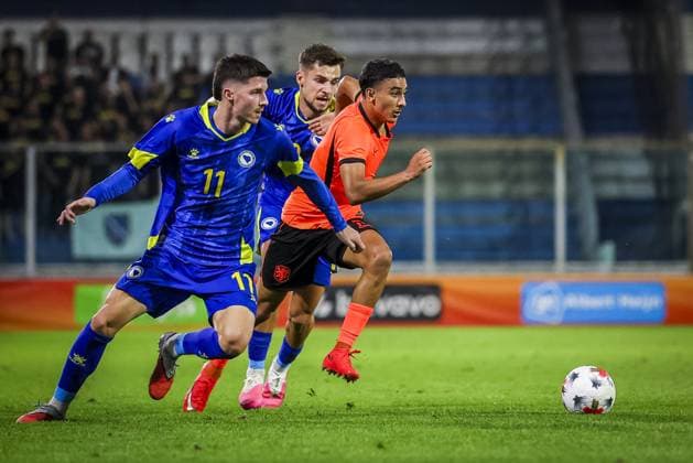 DOETINCHEM , 06-10-2026 , Stadion De Vijverberg , season 2026 2027 , EURO U21, U 21 Qualification football , match between Netherlands U21 and Bosnia and Herzegovina U21 , picture shows Netherlands player Ayoub Oufkir and Bosnia and Herzegovina player Anes Krdzalic Netherlands U21 - Bosnia and Herzegovina U21  x207981313x Copyright: