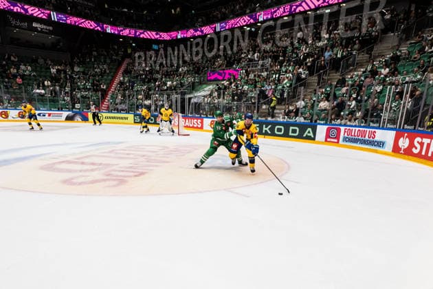 261006 Daniel Zaar of Rögle and Valentin Nussbaumer of Davos during the CHL game between Rögle and Davos on October 6, 2026 in Ängelholm. Photo: Niclas Jönsson BILDBYRAN COP 273 NO0449 ishockey Ice hockey, Eishockey chl champions hockey league rögle davos rögle bbeng ishockey ice hockey chl champions hockey league rögle davos rögle bbeng Copyright: NICLASxJÖNSSON BB261006NO026