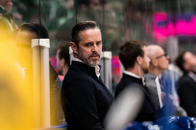261006 Head coach Josh Holden of Davos during the CHL game between Rögle and Davos on October 6, 2026 in Ängelholm. Photo: Niclas Jönsson BILDBYRAN COP 273 NO0449 ishockey Ice hockey, Eishockey chl champions hockey league rögle davos rögle bbeng ishockey ice hockey chl champions hockey league rögle davos rögle bbeng Copyright: NICLASxJÖNSSON BB261006NO027