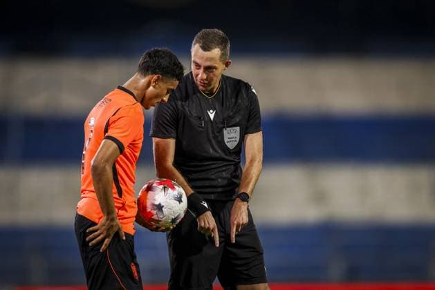 DOETINCHEM , 06-10-2026 , Stadion De Vijverberg , season 2026 2027 , EURO U21, U 21 Qualification football , match between Netherlands U21 and Bosnia and Herzegovina U21 , picture shows Netherlands player Ayoub Oufkir and Referee Dalibor Cerny Netherlands U21 - Bosnia and Herzegovina U21  x207981327x Copyright: