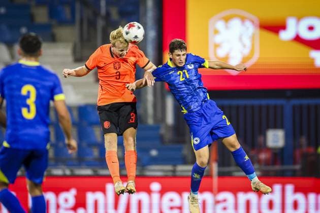 DOETINCHEM , 06-10-2026 , Stadion De Vijverberg , season 2026 2027 , EURO U21, U 21 Qualification football , match between Netherlands U21 and Bosnia and Herzegovina U21 , picture shows Netherlands player Thijmen Blokzijl and Bosnia and Herzegovina player Matej Deket Netherlands U21 - Bosnia and Herzegovina U21  x207981328x Copyright: