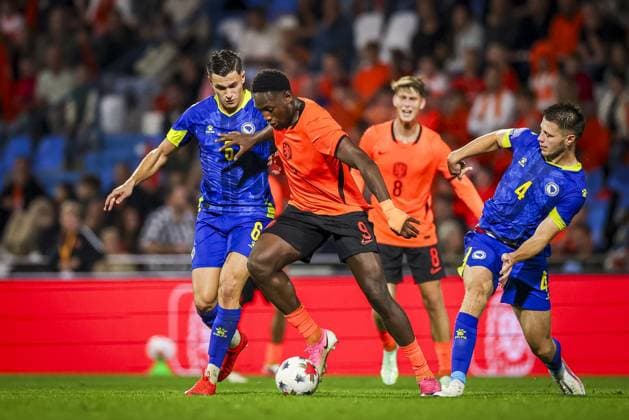 DOETINCHEM , 06-10-2026 , Stadion De Vijverberg , season 2026 2027 , EURO U21, U 21 Qualification football , match between Netherlands U21 and Bosnia and Herzegovina U21 , picture shows Bosnia and Herzegovina player Emin Kujovic, Netherlands player Lequincio Zeefuik, Bosnia and Herzegovina player Nidal Celik Netherlands U21 - Bosnia and Herzegovina U21  x207981330x Copyright: