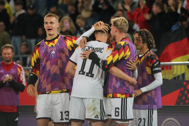 06.10.2026 Fußball Herren 2026 2027 UEFA U21, U 21 EM-Qualifikation 12. Spieltag Deutschland - Georgien SchücoArena Bielefeld Torjubel nach dem 2:0 durch Dzenan Pejcinovic (Deutschland, 11, weiß). Bielefeld Nordrhein-Westfalen Deutschland
