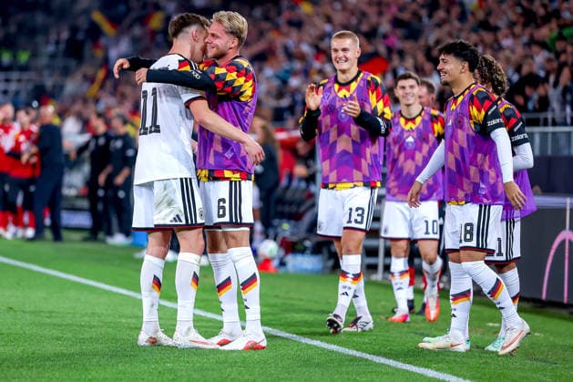 06.10.2026, Fußball, U21, U 21 Länderspiel, Deutschland - Georgien, Qualifikation U21-EM 2027, Almstadion (Bielefeld): Torjubel nach dem Tor zum 2:0 durch Torschütze Dzenan Pejcinovic (U21 GER 11) zusammen mit Leandro Morgalla (U21 GER 06) Tom Rothe (U21 GER 13) Mert Kömür (U21 GER 10) Laurin Ulrich (U21 GER 18) DFB regulations prohibit any use of photographs as image sequences and or quasi-video. Nordrhein-Westfalen Deutschland