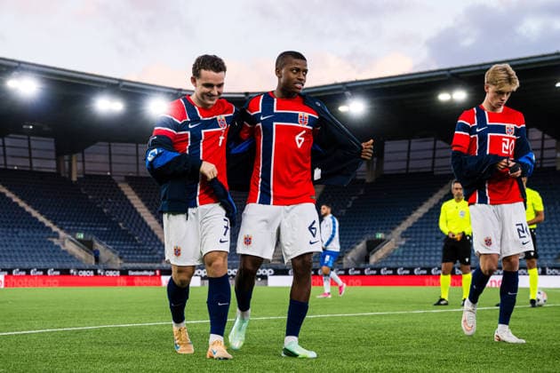 261006 Edvin Austbo and Tobias Saliou Moi SÃ ne of Norway ahead of the UEFA European Under-21 Qualifier football match between Norway and Israel on October 6, 2026 in Stavanger. Photo: Marius Simensen BILDBYRAN COP 238 bbeng em kvalifisering football fotball fotboll israel norge norway soccer U21, U 21 UEFA EURO, EM, Europameisterschaft,Fussball under-21 qualifiers Copyright: MARIUSxSIMENSEN BB261006BB641