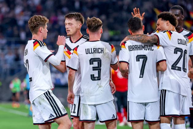 06.10.2026, Fußball, U21, U 21 Länderspiel, Deutschland - Georgien, Qualifikation U21-EM 2027, Almstadion (Bielefeld): Torjubel nach dem Tor zum 2:0 durch Torschütze Dzenan Pejcinovic (U21 GER 11) zusammen mit Lukas Ullrich (U21 GER 03) Arijon Ibrahimovic (U21 GER 07) Nicolo Tresoldi (U21 GER 09) Elias Baum (U21 GER 02) Nnamdi Collins (U21 GER 20) DFB regulations prohibit any use of photographs as image sequences and or quasi-video. Nordrhein-Westfalen Deutschland