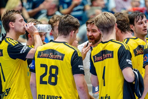 Solingen, 06.10.2026, Handball, Herren, EHF, European League, Gruppenphase, 2. Spieltag, 2026 2027, Bergischer HC - IK Sävehof Linus Ekman (Trainer IK Sävehof) emotional während einer Auszeit