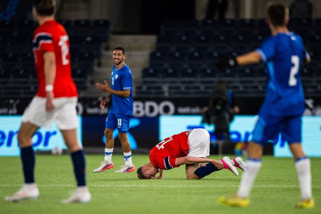 261006 Rasmus Holten of Norway in pain during the UEFA European Under-21 Qualifier football match between Norway and Israel on October 6, 2026 in Stavanger. Photo: Marius Simensen BILDBYRAN COP 238 bbeng em kvalifisering football fotball fotboll israel norge norway soccer U21, U 21 UEFA EURO, EM, Europameisterschaft,Fussball under-21 qualifiers Copyright: MARIUSxSIMENSEN BB261006BB645