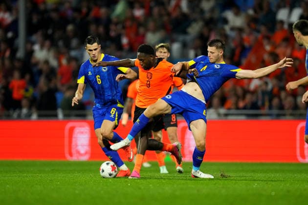 European Championship, EM, Europameisterschaft Qualifier: The Netherlands U21, U 21 v Bosnia and Herzegovina U21 Doetinchem - Emin Kujovic of Bosnia and Herzegovina U21 duels for the ball with Lequincio Zeefuik of The Netherlands U21 and Nidal Celik of Bosnia and Herzegovina U21 during the eigth qualification round of the 2026 2027 European Championship Qualifier. The match is set between The Netherlands U21 and Bosnia and Herzegovina U21 at De Vijverberg on 6 October 2026 in Doetinchem, Netherlands. (Hero Images Yannick Verhoeven) Copyright: xYannickxVerhoevenx
