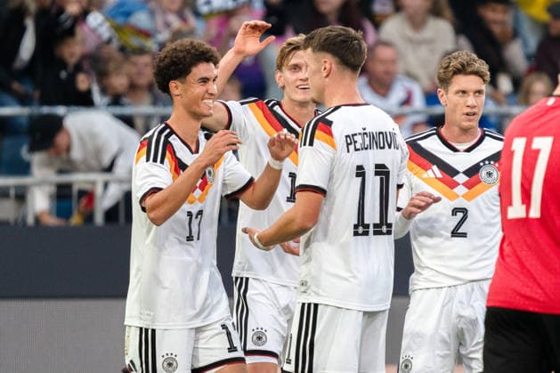 Deutschland: U21, U 21 EM-Qualifikation 2026 2027, Deutschland U21 vs. Georgien U21, Nationalmannschaft, DFB Länderspiel Dienstag 27.03.2026, Schüco Arena, Bielefeld Tor zum 1:0 durch Noah Darvich Jubel Freude Emotionen Torjubel Aljoscha Kemlein Dzenan Pejcinovic Copyright: xCelinaxLeiersx