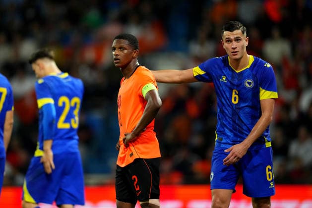 European Championship, EM, Europameisterschaft Qualifier: The Netherlands U21, U 21 v Bosnia and Herzegovina U21 Doetinchem - Givairo Read of The Netherlands U21 in action with Emin Kujovic of Bosnia and Herzegovina U21 during the eigth qualification round of the 2026 2027 European Championship Qualifier. The match is set between The Netherlands U21 and Bosnia and Herzegovina U21 at De Vijverberg on 6 October 2026 in Doetinchem, Netherlands. (Hero Images Yannick Verhoeven) Copyright: xYannickxVerhoevenx