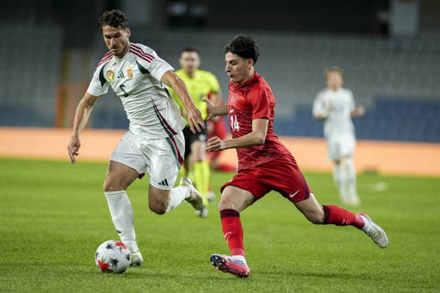 Turkiye U21, U 21 v Hungary U21 - UEFA European Under-21 ISTANBUL, TURKIYE - OCTOBER 6: Deniz Ofli (21) of Turkiye in action against Aron Dragoner (5) of Hungary during the UEFA European Under-21 Championship qualifiers Group H match between Turkiye and Hunagry at Basaksehir Fatih Terim Stadium in Istanbul, Turkiye, on October 6, 2026. Arife Karakum Anadolu Istanbul Turkey. Editorial use only. Please get in touch for any other usage.  Copyright: x2026xAnadoluxArifexKarakumx