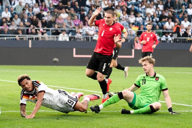 Deutschland: U21, U 21 EM-Qualifikation 2026 2027, Deutschland U21 vs. Georgien U21, Nationalmannschaft, DFB Länderspiel Dienstag 27.03.2026, Schüco Arena, Bielefeld Paris Brunner fällt Mikheil Makatsaria Copyright: xCelinaxLeiersx