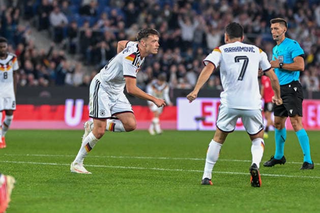 U21, U 21 Laenderspiel - 26 27 - Deutschland - Georgien am 06.10.2026 in der SchücoArena in Bielefeld Jubel, Torjubel, Torschuetze, Torschütze Dzenan Pejcinovic (Deustchland) jubelt nach seinem Tor zum 2:0.