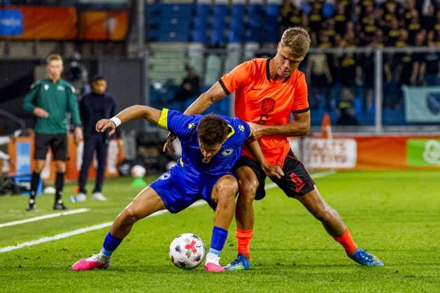 DOETINCHEM - Anes Krdzalic of Bosnia and Herzegovina U21, U 21 battles for possession with Sean Steur of the Netherlands U21 during the European Championship, EM, Europameisterschaft Qualifier (Under 21) match between the Netherlands U21 and Bosnia and Herzegovina U21 at Stadion de Vijverberg on 06 October 2026 in Doetinchem, the Netherlands. WART BRINKERHOF ANP Europees Kampioenschap (Onder 21) 2026 27 xVIxANPxSportx xMarcelxterxBalsxIVx 571693653 originalFilename: 571693653.jpg