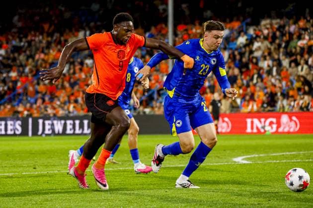 DOETINCHEM - Lequincio Zeefuik of the Netherlands U21, U 21 dribbles with the ball under pressure from Eman Kospo of Bosnia and Herzegovina U21 during the European Championship, EM, Europameisterschaft Qualifier (Under 21) match between the Netherlands U21 and Bosnia and Herzegovina U21 at Stadion de Vijverberg on 06 October 2026 in Doetinchem, the Netherlands. WART BRINKERHOF ANP Europees Kampioenschap (Onder 21) 2026 27 xVIxANPxSportx xMarcelxterxBalsxIVx 571693688 originalFilename: 571693688.jpg
