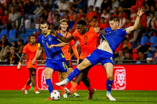 DOETINCHEM - Lequincio Zeefuik of the Netherlands U21, U 21 battles for possession with Emin Kujovic of Bosnia and Herzegovina U21 and Nidal Celik of Bosnia and Herzegovina U21 during the European Championship, EM, Europameisterschaft Qualifier (Under 21) match between the Netherlands U21 and Bosnia and Herzegovina U21 at Stadion de Vijverberg on 06 October 2026 in Doetinchem, the Netherlands. WART BRINKERHOF ANP Europees Kampioenschap (Onder 21) 2026 27 xVIxANPxSportx xMarcelxterxBalsxIVx 571693715 originalFilename: 571693715.jpg