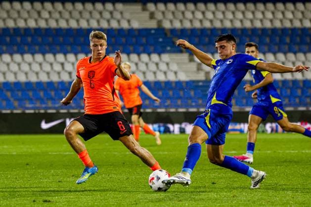 DOETINCHEM - Senad Mustafic of Bosnia and Herzegovina U21, U 21 passes the ball under pressure from Sean Steur of the Netherlands U21 during the European Championship, EM, Europameisterschaft Qualifier (Under 21) match between the Netherlands U21 and Bosnia and Herzegovina U21 at Stadion de Vijverberg on 06 October 2026 in Doetinchem, the Netherlands. WART BRINKERHOF ANP Europees Kampioenschap (Onder 21) 2026 27 xVIxANPxSportx xMarcelxterxBalsxIVx 571693716 originalFilename: 571693716.jpg