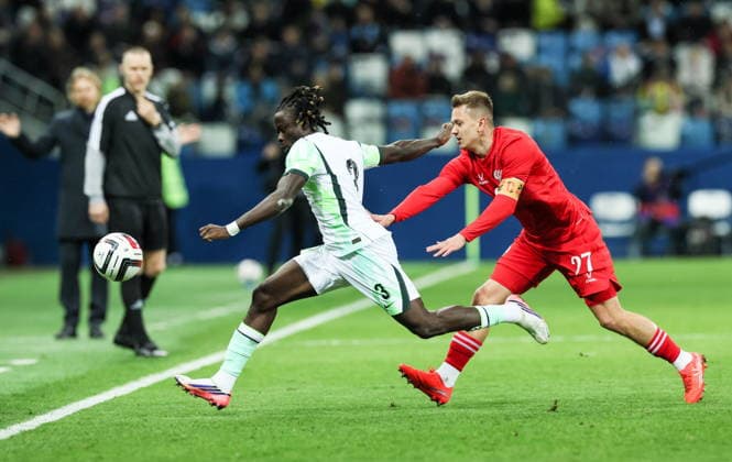 RUSSIA, NIZHNY NOVGOROD - OCTOBER 6, 2026: Nigeria s Isaac James (L) and Russia s Ivan Oblyakkov in a football friendly match Russia vs Nigeria at Nizhny Novgorod Stadium (Sovcombank Arena). Sergei Savostyanov TASS  98875900