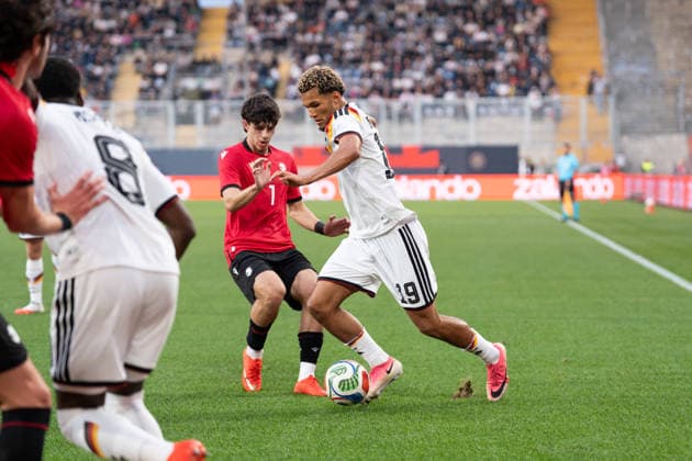 06.10.2026, GER, Deutschland U21, U 21 vs Georgien U21 Zweikampf zwischen Paris Brunner (Deutschland U21, 19) und Vakhtang Salia (Georgien U21, 7) Bielefeld SchücoArena Bielefeld Deutschland Copyright: xnordphotoxGmbHx xChristianxSchulzex