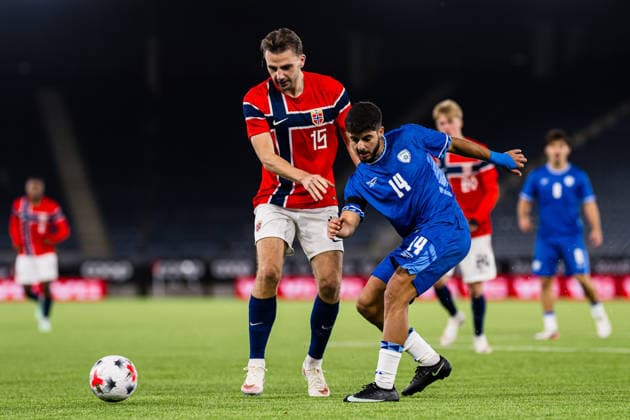 261006 Niklas odegard of Norway and Iyad Khalaili of Israel during the UEFA European Under-21 Qualifier football match between Norway and Israel on October 6, 2026 in Stavanger. Photo: Marius Simensen BILDBYRAN COP 238 bbeng em kvalifisering football fotball fotboll israel norge norway soccer U21, U 21 UEFA EURO, EM, Europameisterschaft,Fussball under-21 qualifiers Copyright: MARIUSxSIMENSEN BB261006BB676