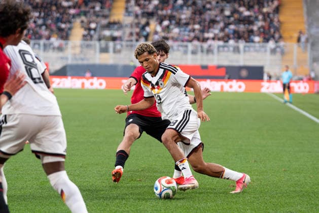 06.10.2026, GER, Deutschland U21, U 21 vs Georgien U21 Zweikampf zwischen Paris Brunner (Deutschland U21, 19) und Vakhtang Salia (Georgien U21, 7) Bielefeld SchücoArena Bielefeld Deutschland Copyright: xnordphotoxGmbHx xChristianxSchulzex