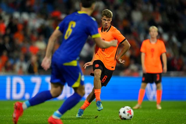 European Championship, EM, Europameisterschaft Qualifier: The Netherlands U21, U 21 v Bosnia and Herzegovina U21 Doetinchem - Sean Steur of The Netherlands U21 passes the ball during the eigth qualification round of the 2026 2027 European Championship Qualifier. The match is set between The Netherlands U21 and Bosnia and Herzegovina U21 at De Vijverberg on 6 October 2026 in Doetinchem, Netherlands. (Hero Images Yannick Verhoeven) Copyright: xYannickxVerhoevenx