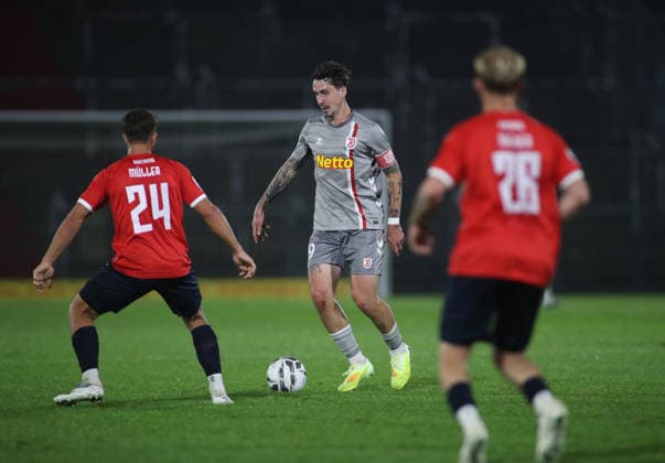 Fussball, Herren, Toto-Pokal, Viertelfinale, Saison 2026 2027, SpVgg Unterhaching - SSV Jahn Regensburg, Sportpark Unterhaching Adrian Fein (SSV Jahn Regensburg) mit Ball