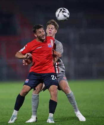 Fussball, Herren, Toto-Pokal, Viertelfinale, Saison 2026 2027, SpVgg Unterhaching - SSV Jahn Regensburg, Sportpark Unterhaching Moritz Müller Mueller (SpVgg Unterhaching) (li.) mit Leopold Wurm (SSV Jahn Regensburg) (re.) im Zweikampf um den Ball