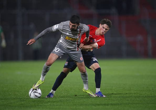 Fussball, Herren, Toto-Pokal, Viertelfinale, Saison 2026 2027, SpVgg Unterhaching - SSV Jahn Regensburg, Sportpark Unterhaching Nassim Boujellab (SSV Jahn Regensburg) (li.) mit Constantin Strunz (SpVgg Unterhaching) (re.) im Zweikampf um den Ball