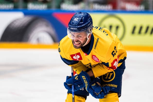 261006 Harrison Schreiber of Davos leaves the ice in pain during the CHL game between Rögle and Davos on October 6, 2026 in Ängelholm. Photo: Niclas Jönsson BILDBYRAN COP 273 NO0449 ishockey Ice hockey, Eishockey chl champions hockey league rögle davos rögle bbeng ishockey ice hockey chl champions hockey league rögle davos rögle bbeng Copyright: NICLASxJÖNSSON BB261006NO034