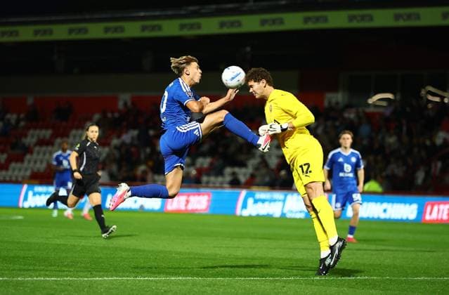 Daniel Barden of Stevenage heads the ball away from Riley Carr of Leicester City Stevenage v Leicester City, EFL Jersey Mike s Trophy, Football, Lamex Stadium, Stevenage, UK - 06 Oct 2026Stevenage Lamex Stadium United Kingdom  Copyright: xMichaelxZemanek Shutterstockx 17188813ac